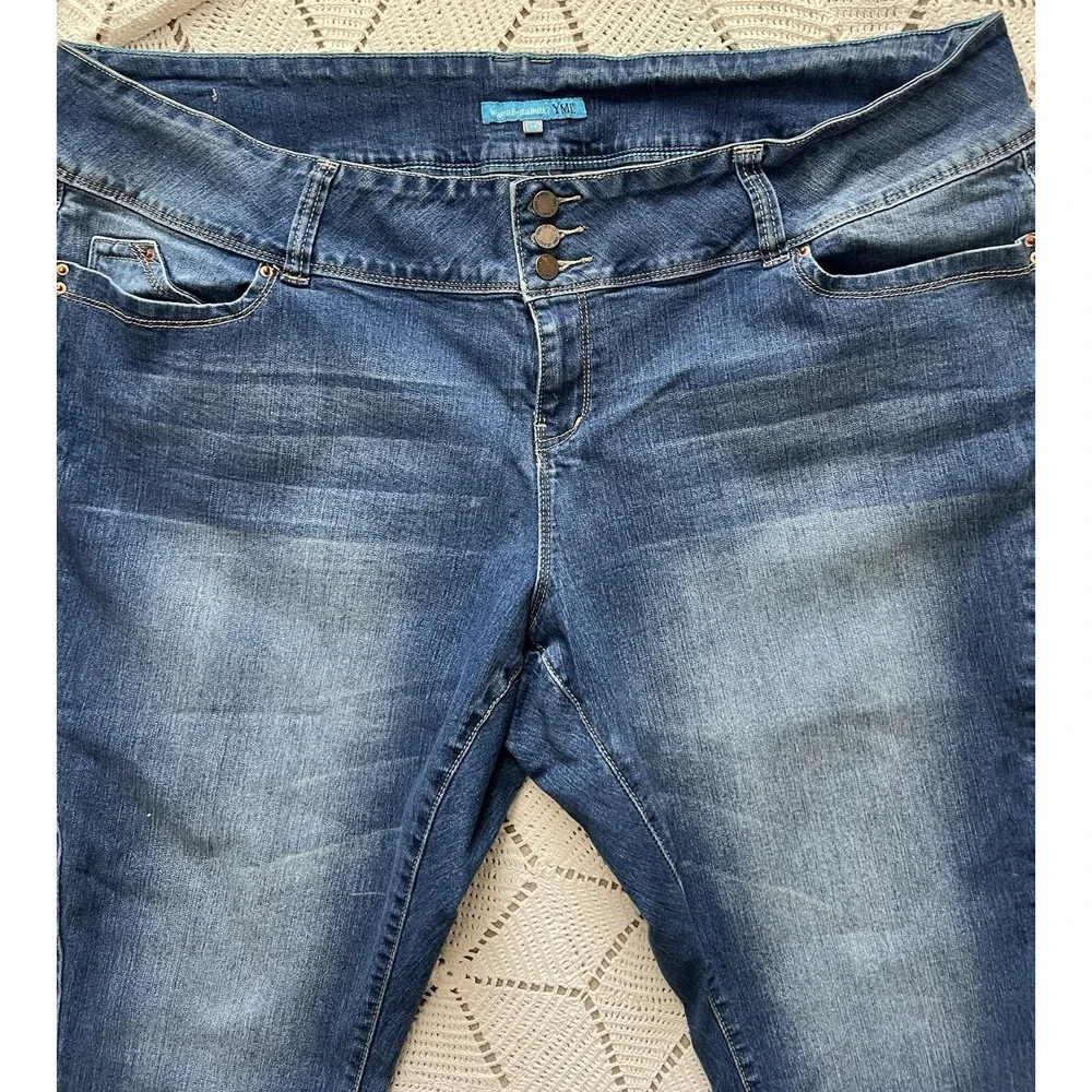 YMI Wanna‎ Betta Butt Capri Jeans Size 24 Mid Rise Stretch Women Y2K Flattering